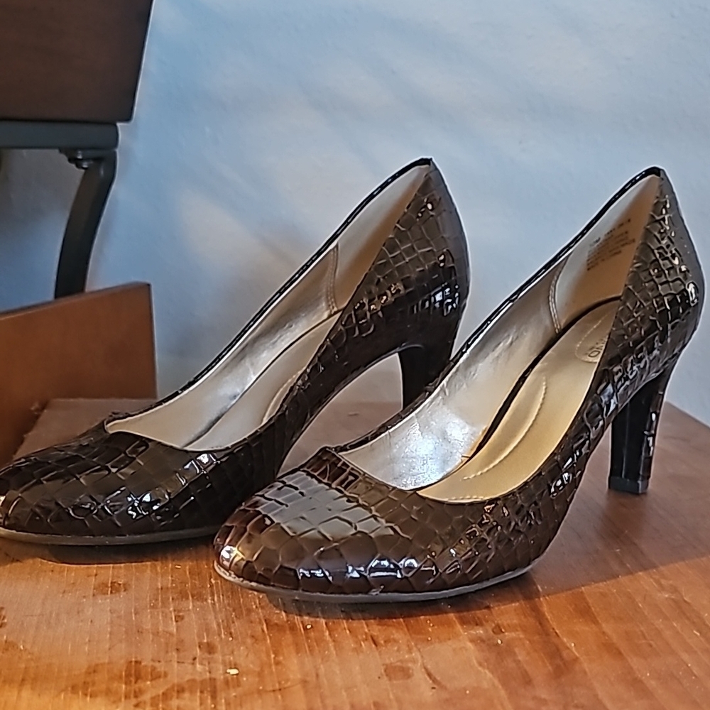 Brown High Heel Pumps with Pointed Toe and Snakeskin Texture
